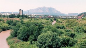 El riu Llobregat ha de conviure amb la indústria, les infraestructures i la pressió urbanística. Imatge del vídeo divulgatiu "D'esquenes al Llobregat".