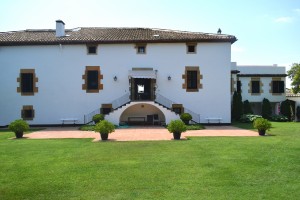 La masia de Can Cortada, avui dia. Façana posterior. Esplugues.
