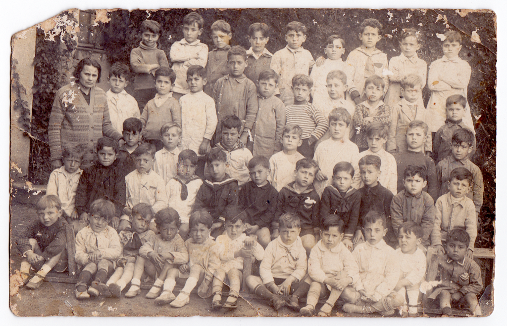 Nens de l'escola Isidre Martí d'Esplugues amb la professora Conxita. En Macià Vilà és el nen que du una camisola fosca. A la seva dreta, en Josep Casellas.