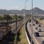 Les infraestructures viàries (AP2 a la fotografia) i ferroviàries exerceixen un gran pes en el territori del Baix Llobregat. Imatge del documental "El pati del darrere".